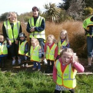 Makarewa Learning about the pond and bush