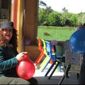 Honorlea and Anna preparing baloons
