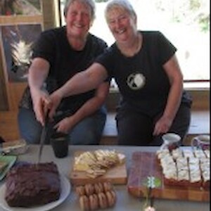 Chris and Linda cut the cake!